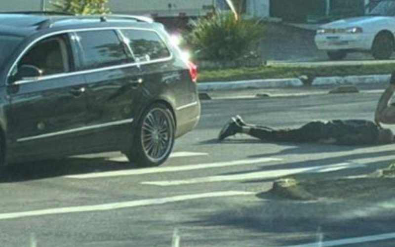 Homem caído ao lado de carro na contramão em cruzamento movimento de Novo Hamburgo chama atenção de motoristas | abc+