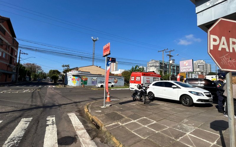 Colisão entre carro e moto bloqueia cruzamento em Novo Hamburgo

