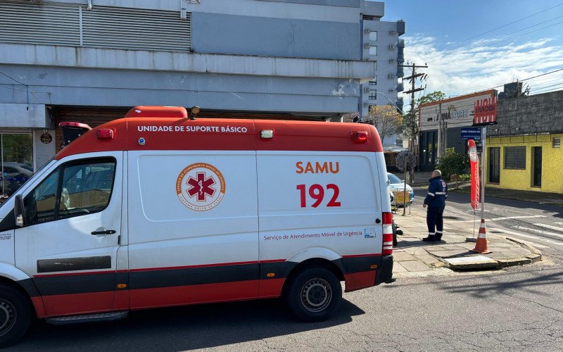 Colisão entre carro e moto bloqueia cruzamento em Novo Hamburgo

