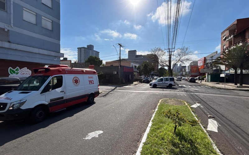 Colisão entre carro e moto bloqueia cruzamento em Novo Hamburgo

