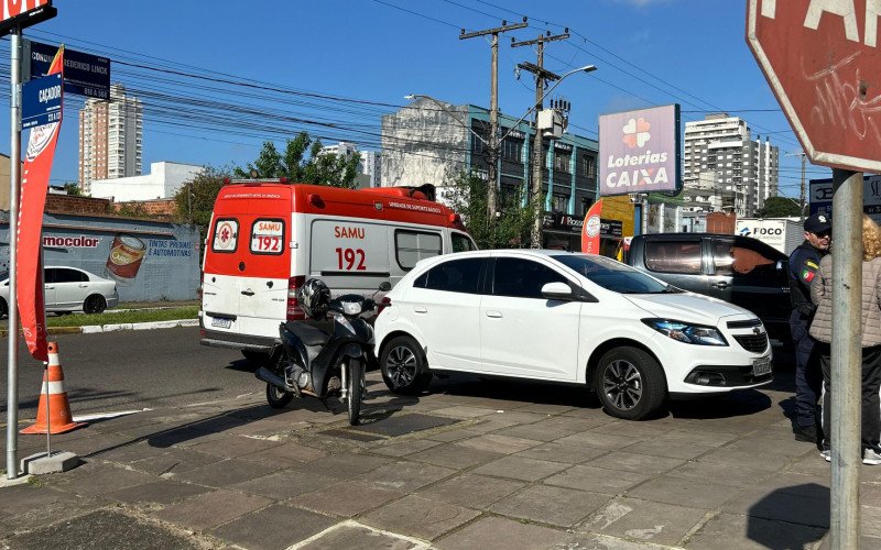 Colisão entre carro e moto bloqueia cruzamento em Novo Hamburgo

