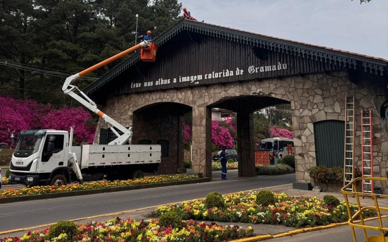 Pórtico começou a ganhar a decoração do Natal Luz de Gramado