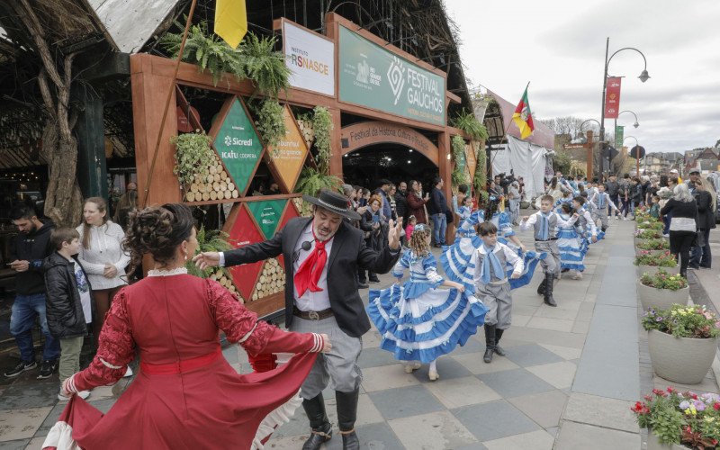 Baile do Borges transforma a Av. Borges de Medeiros em um grande baile gaúcho
