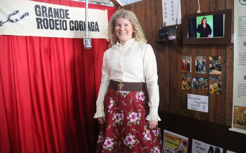 Acampamento farroupilha de Esteio - Siliane Marques Bezerra, integrante do Piquete Silveira e Amigos, no galpão no formato de um rádio montado pelo piquete