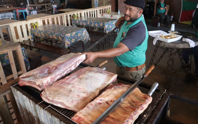 Luciano no preparo de costelões no Piquete dos Lobunos