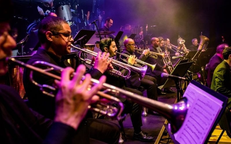 Orquestra de Sopros de Novo Hamburgo realiza concerto inédito com releituras de clássicos dos Beatles no Teatro Feevale
