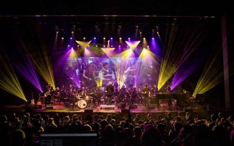 Orquestra de Sopros de Novo Hamburgo realiza concerto inédito com releituras de clássicos dos Beatles no Teatro Feevale
