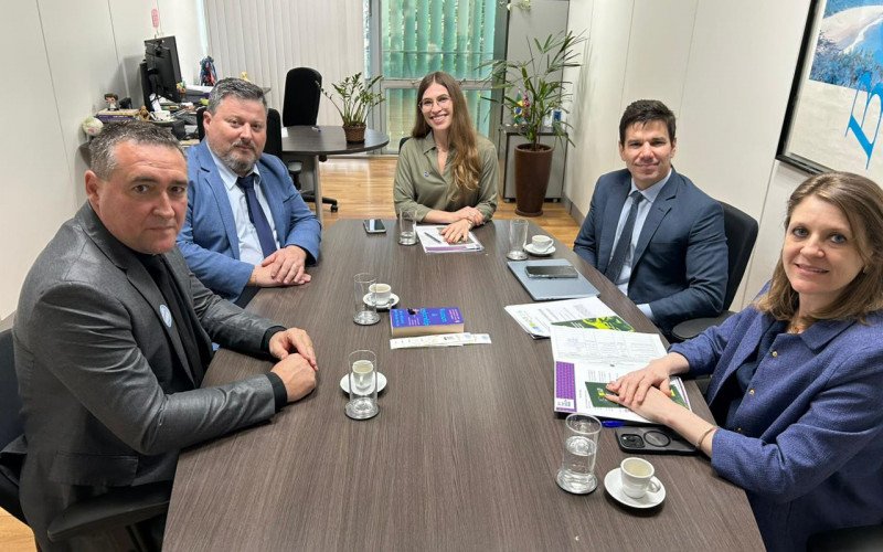 Mapelli e Saraiva com representantes do Ministério do Desenvolvimento, Indústria e Comércio do Brasil  | abc+