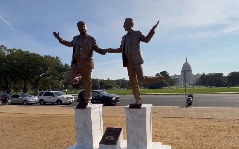 Estátua de Trump e Epstein é erguida nos EUA