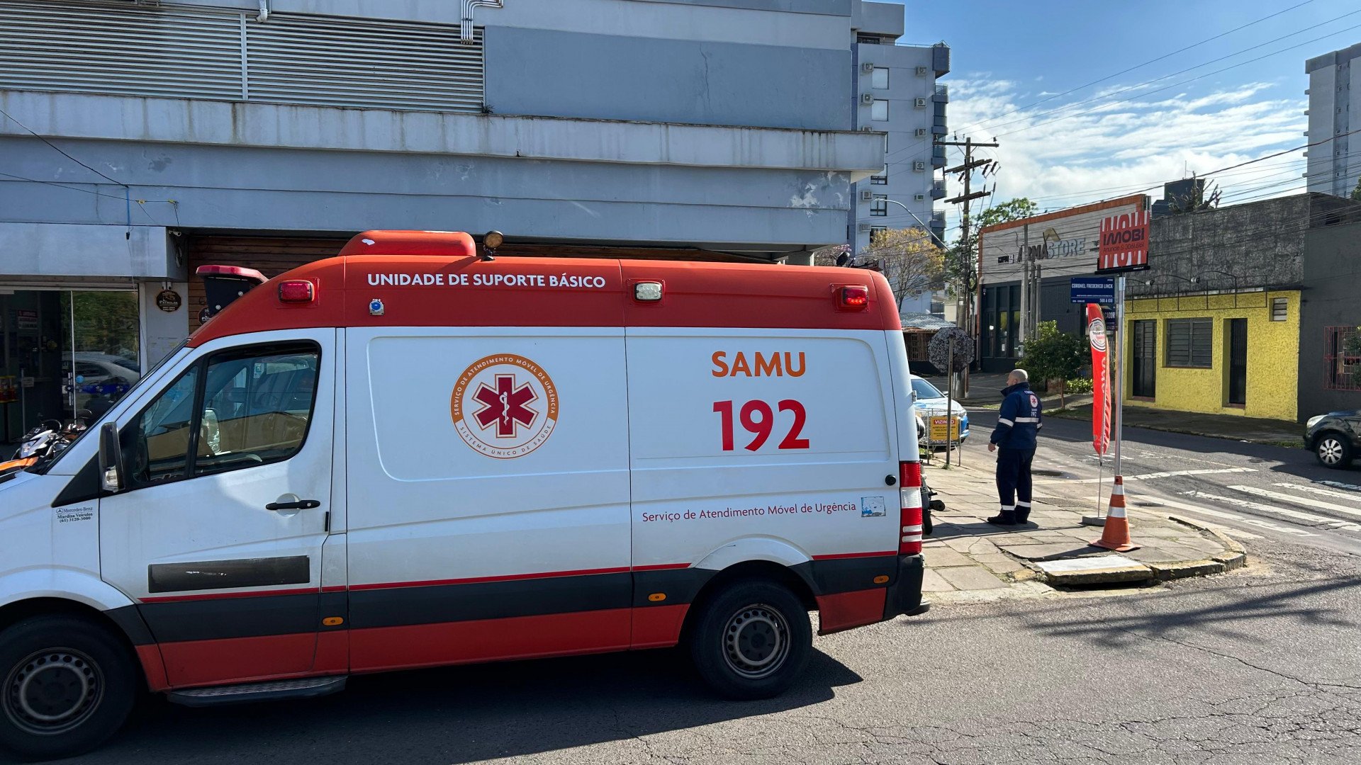 Colisão entre carro e moto bloqueia cruzamento em Novo Hamburgo