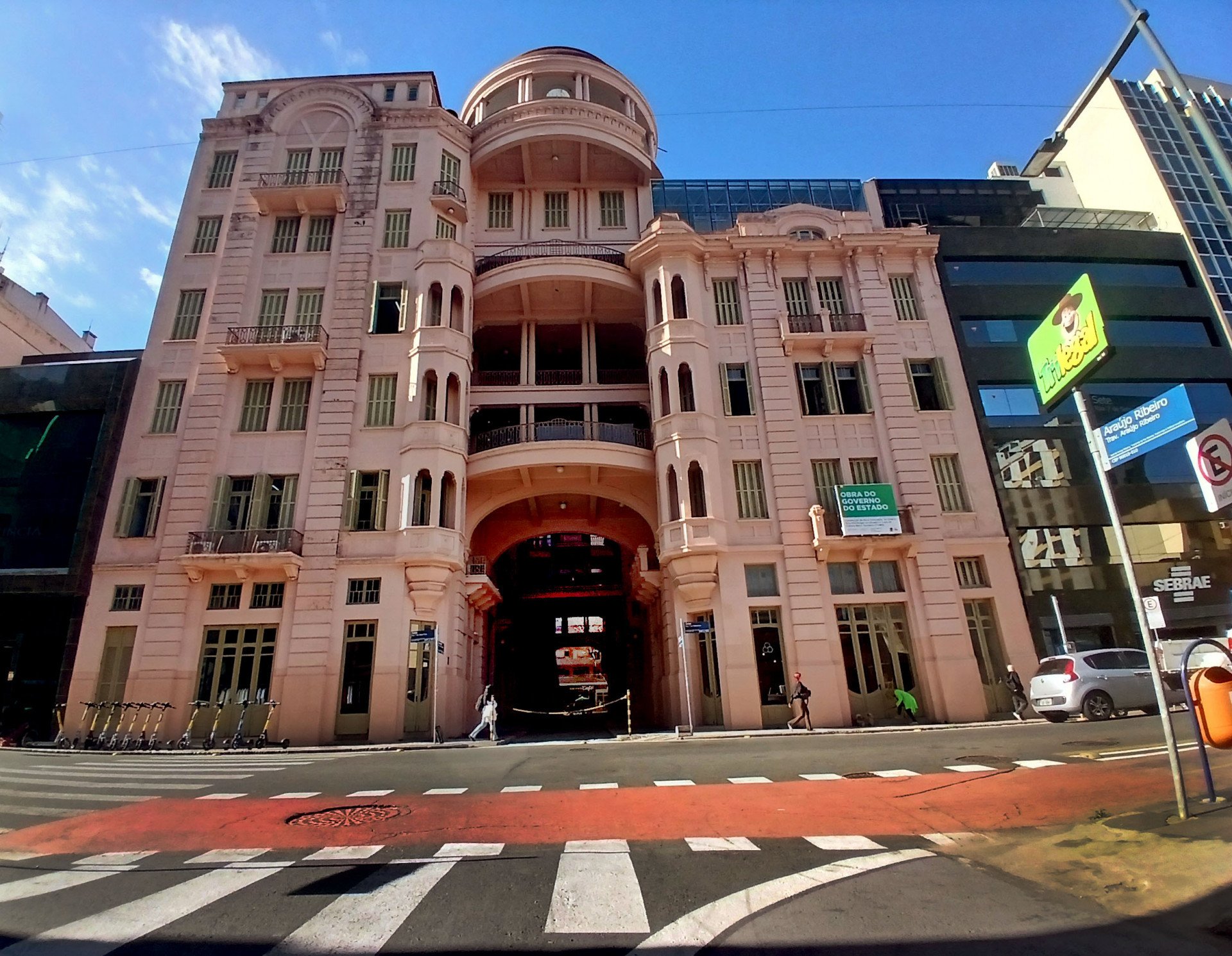 Casa de Cultura M&aacute;rio Quintana: Al&eacute;m de arte, h&aacute; fantasmas circulando no antigo Hotel Majestic