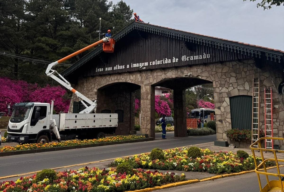NATAL LUZ: Decoração pelos 40 anos começa a ser montada; inscrições para pintura das renas estão abertas