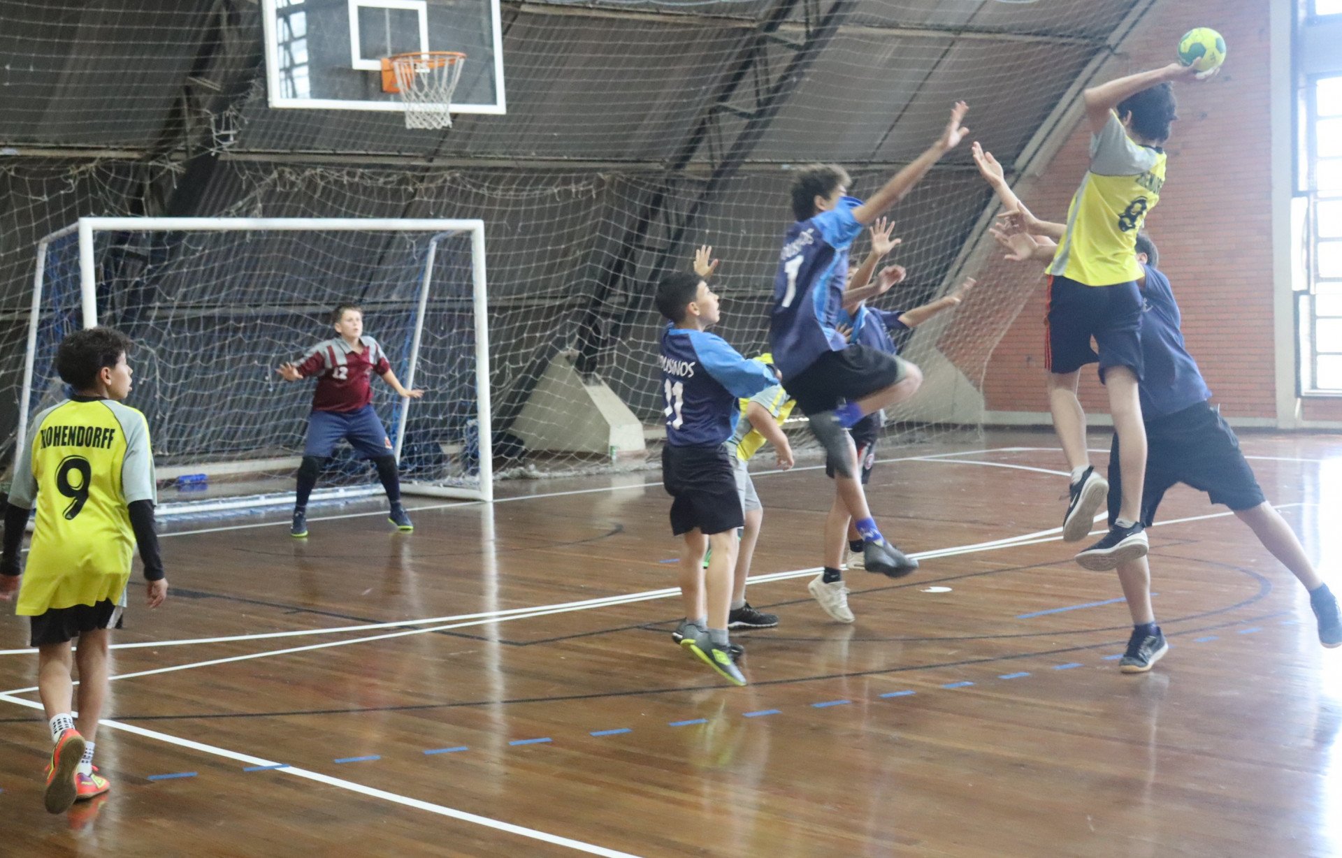 Mais de 600 alunos disputam o handebol no JEM; jogos seguem nesta quinta-feira