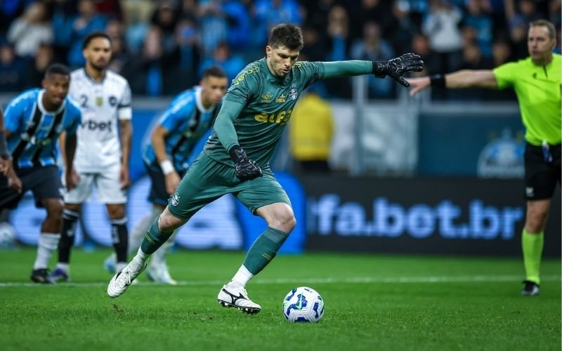 Grêmio sai atrás com lei do ex, mas busca empate diante do Botafogo na Arena
