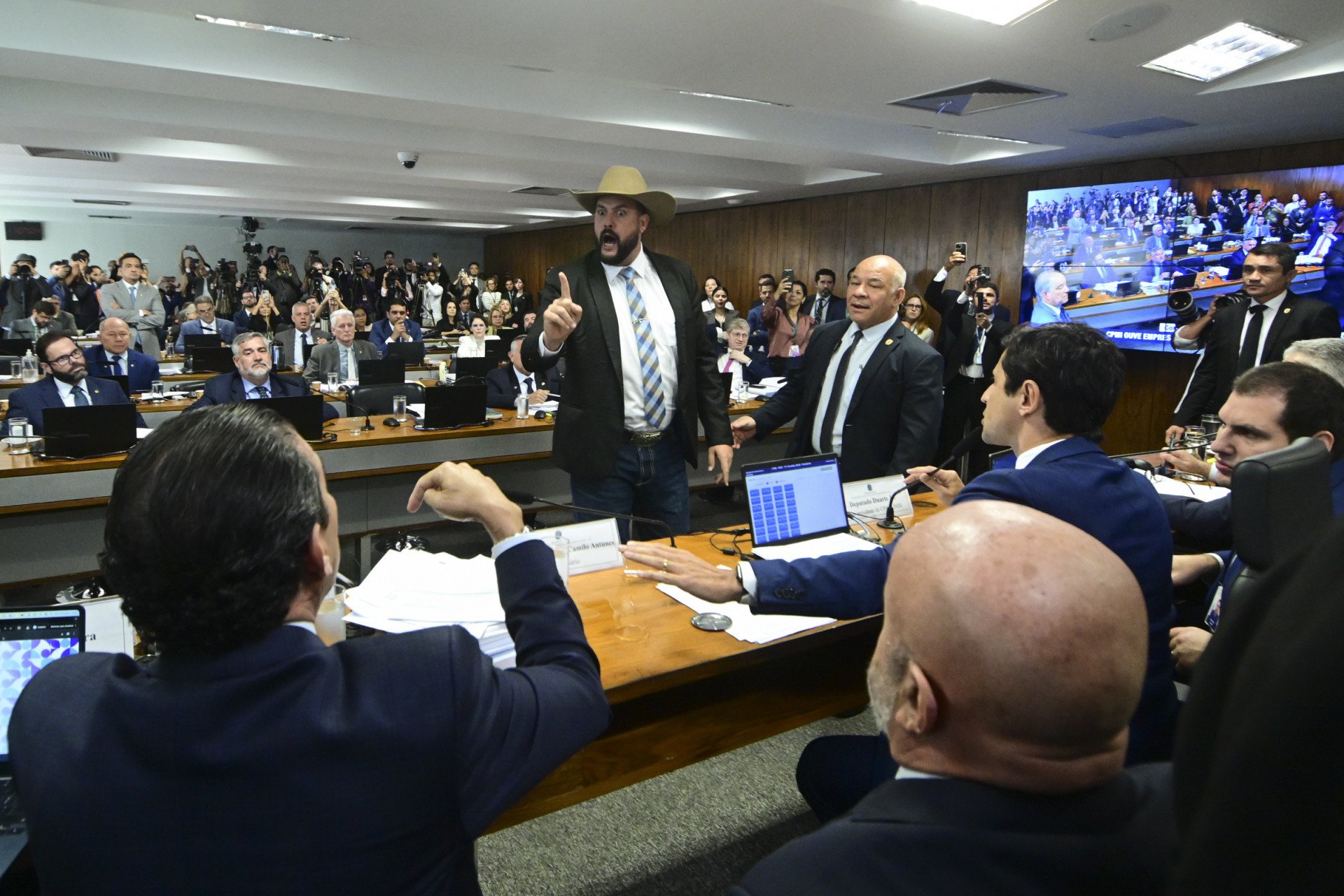 Relator chama Careca do INSS de ladr&atilde;o, advogado reage e confus&atilde;o suspende CPMI