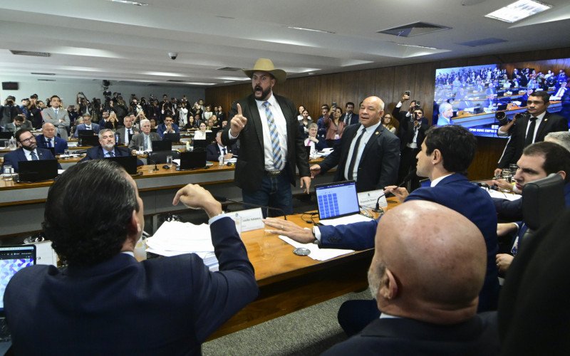 Em destaque, frente à mesa, deputado Zé Trovão (PL-SC). Mesa: coordenador de Comissões Especiais, Temporárias e Parlamentares de Inquérito (Coceti), Leandro Augusto de Araújo Cunha Bueno; vice-presidente da CPMI - INSS, deputado Duarte Jr. (PSB-MA); empresário Antônio Carlos Camilo Antunes (depoente); advogado do depoente, Cleber Lopes; advogado do depoente, Murilo de Oliveira | abc+