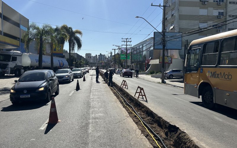 Obra da Rua José do Patrocínio é retomada e volta a causas transtornos no trânsito no acesso a Novo Hamburgo