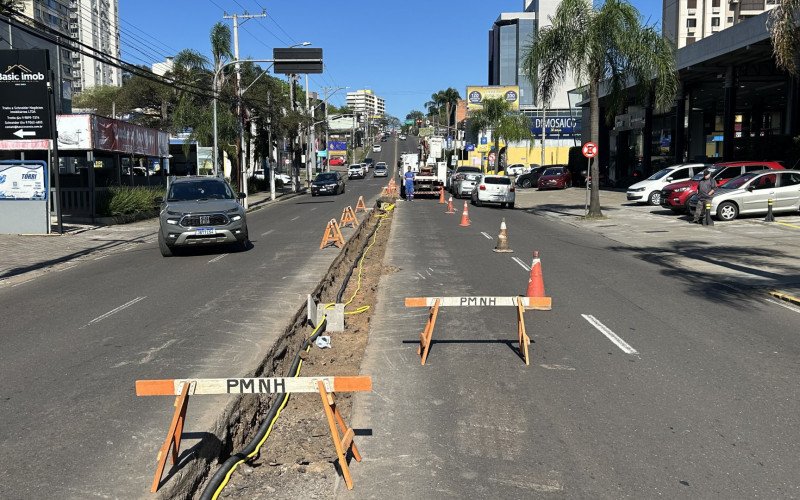Obra da Rua José do Patrocínio é retomada e volta a causas transtornos no trânsito no acesso a Novo Hamburgo