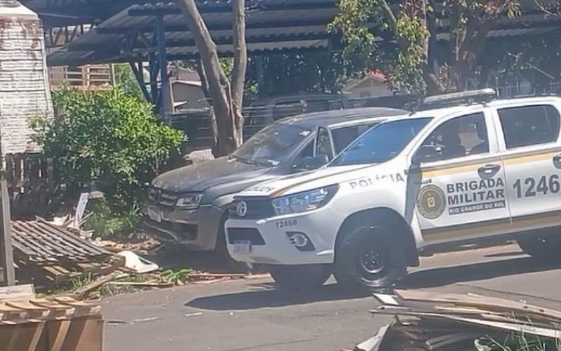 Carro invade casa no bairro São Jorge, em Novo Hamburgo