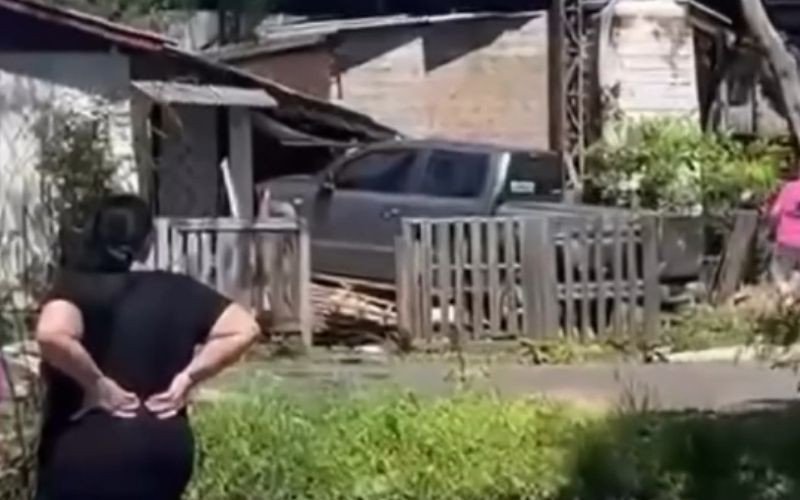 Carro invade casa no bairro São Jorge, em Novo Hamburgo