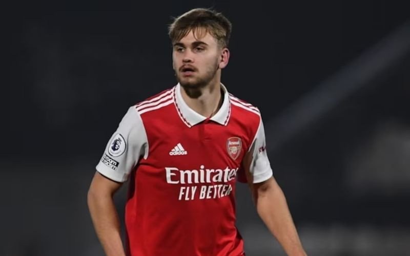 Morre ex-atacante do Arsenal aos 21 anos após sofrer grave lesão cerebral em choque durante jogo | abc+