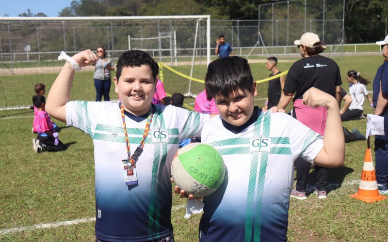 Daniel Pendeza e Theo Borges da Silva, ambos de 10 anos, participaram do Festival Parajem pela Emef Germano Sperb