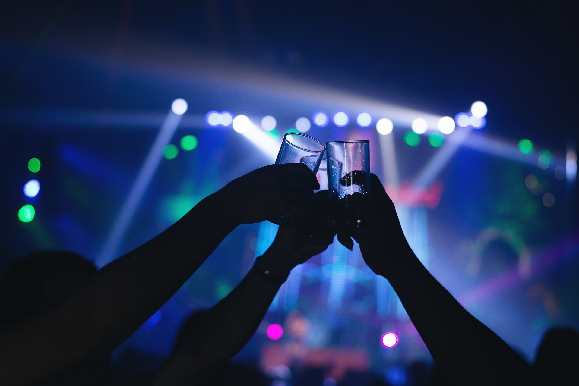 Frequentar eventos presenciais aumenta bem-estar e emoções positivas, mostra estudo