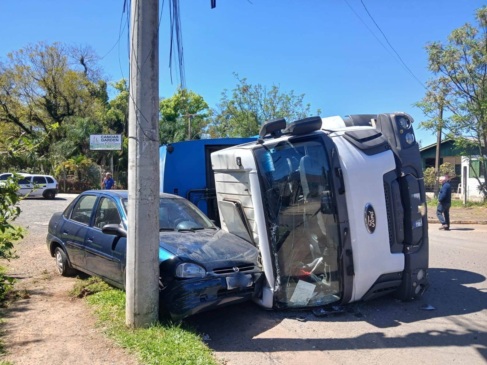 "Nasci de novo": Caminh&atilde;o de coleta de lixo tomba e deixa garis feridos em Canoas