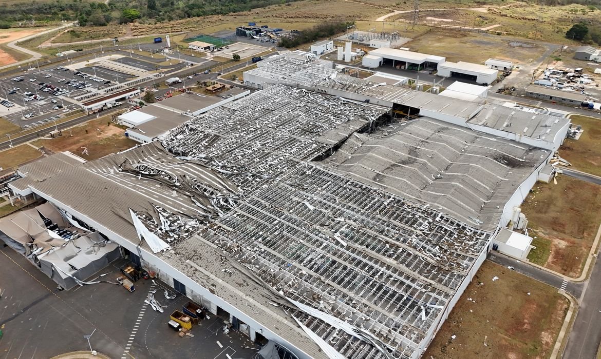 Toyota suspende produ&ccedil;&atilde;o no Brasil ap&oacute;s chuva destruir f&aacute;brica em SP