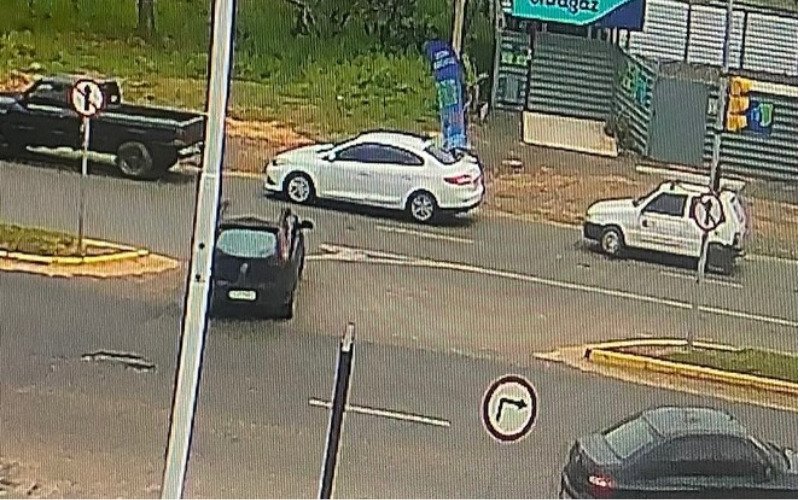 Trecho de estrada &eacute; interditado ap&oacute;s motoristas realizarem manobras irregulares para acessar Stok Center