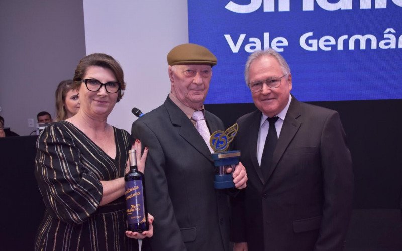 Em 2024, seu Isidoro (no centro da foto) recebeu homenagem do Sindilojas de Novo Hamburgo | abc+