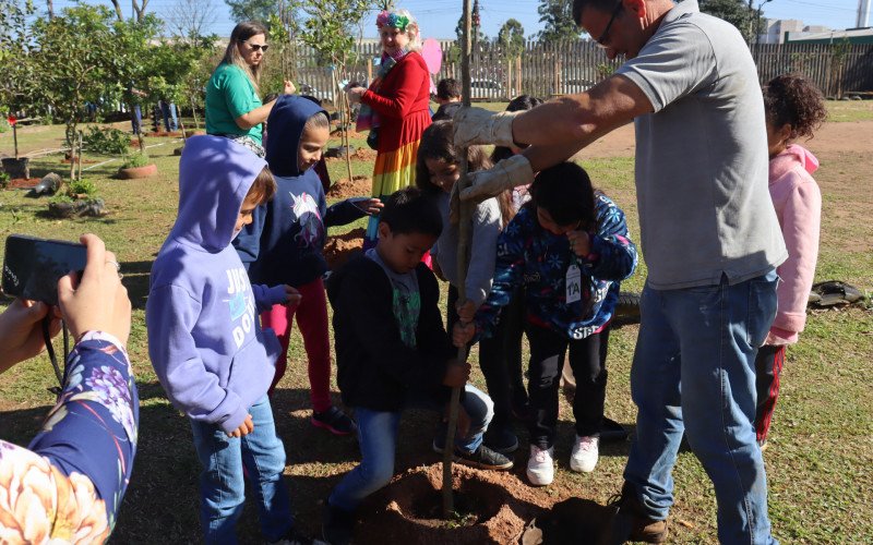 Plantio simbÃ³lico de uma minifloresta na Emeb Arnaldo Grin | abc+