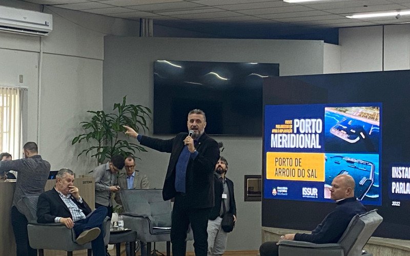 Issur Koch, presidente da Frente Parlamentar em Apoio ao Porto Meridional, enfatiza o impacto econômico do projeto para o Litoral Norte | abc+