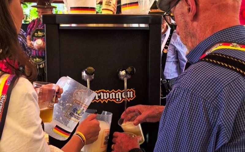 Passagem do Bierwagen pelas ruas de Dois Irmãos