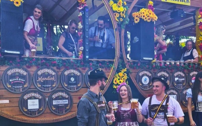 Passagem do Bierwagen pelas ruas de Dois Irmãos