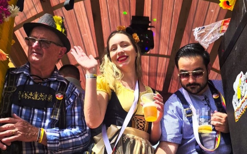 Passagem do Bierwagen pelas ruas de Dois Irmãos
