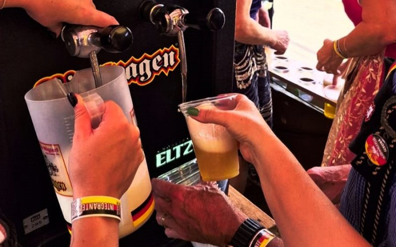 Passagem do Bierwagen pelas ruas de Dois Irmãos