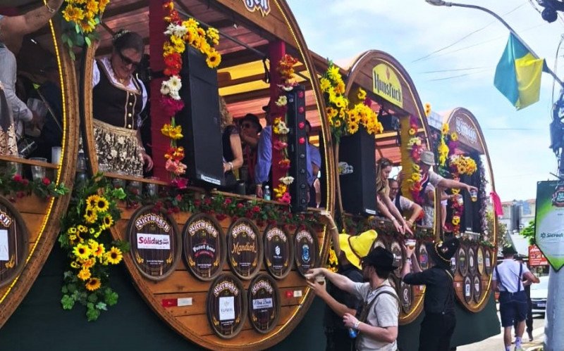 Passagem do Bierwagen pelas ruas de Dois Irmãos