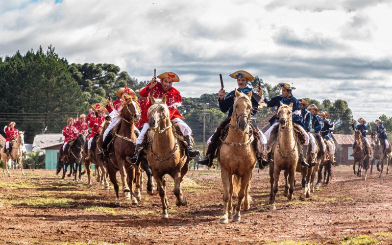 Cazuza Ferreira retoma tradição das Cavalhadas com festa