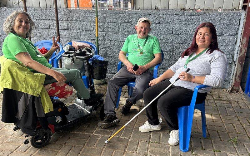 Amanda Bender, com o casal de amigos, Renato Schmidt, Alda Rodrigues Schmidt, vieram de Novo Hamburgo com outros 15 integrantes da ONG Somos um Só
