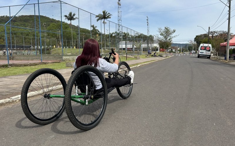Amanda Bender é deficiente visual e se desafiou durante o Jogos Inclusivos em Três Coroas