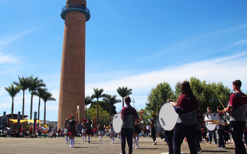 Festival de Bandas Marciais encantou o público na manhã deste sábado no Largo Irmãos Vetter