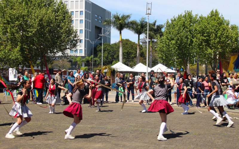 Festival de Bandas Marciais encantou o público na manhã deste sábado no Largo Irmãos Vetter