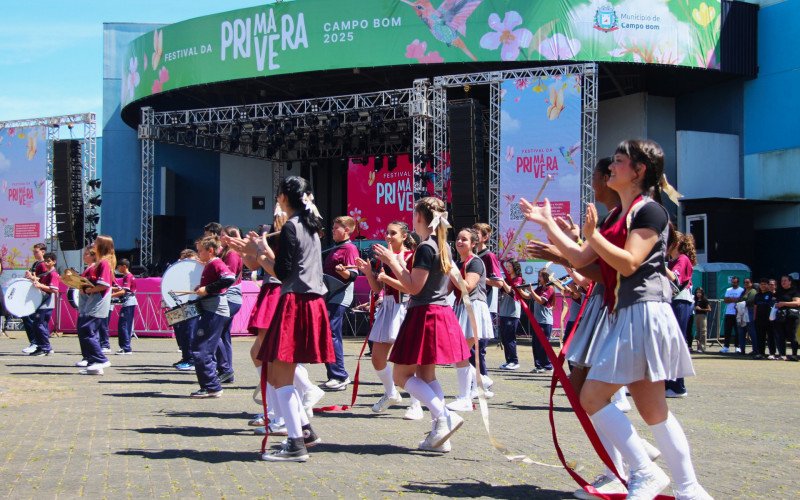 Festival de Bandas Marciais encantou o público na manhã deste sábado no Largo Irmãos Vetter | abc+