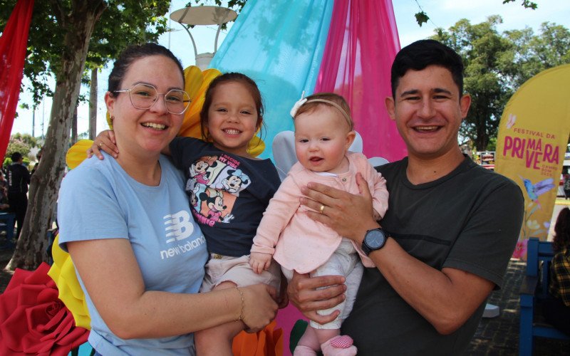 O casal Merabe e Andrius Dorneles com as filhas Naomi e Olivia Dorneles | abc+