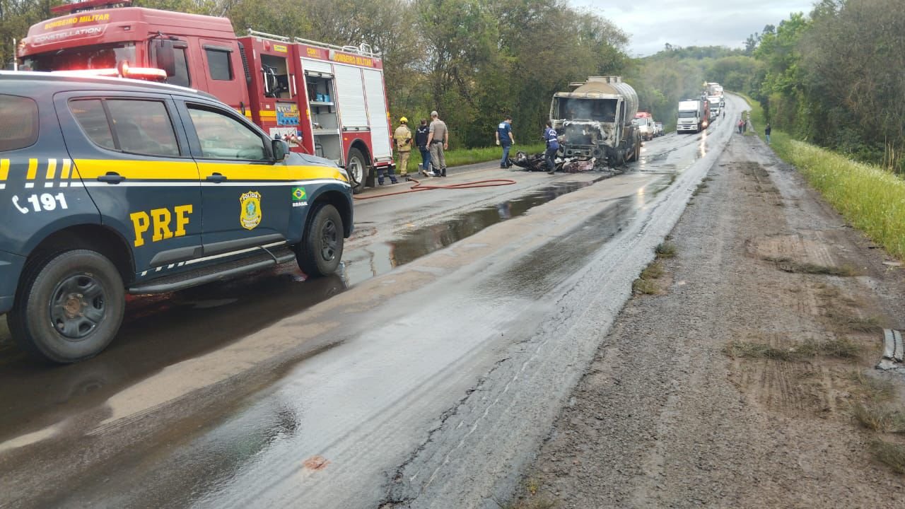 Quatro pessoas morrem carbonizadas em acidente em estrada do RS