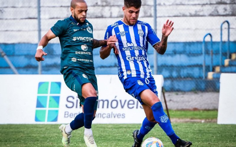 Lateral Cássio (à esquerda) disputa a bola com jogador do Esportivo | abc+