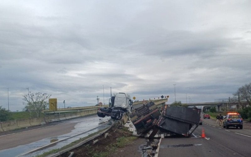 Caminhão tombou na alça de acesso da BR-116 à free way | abc+