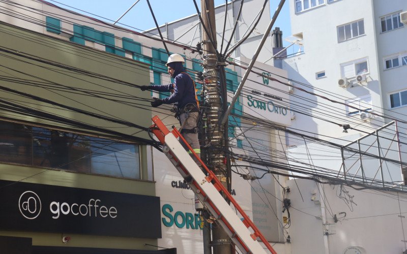 Equipes trabalharam na Rua Primeiro de Março na quinta