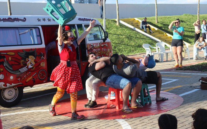 Espetáculo Circolando Por Aí, da Cia Espicula, foi uma das atrações do Brique São Leo neste domingo (28)